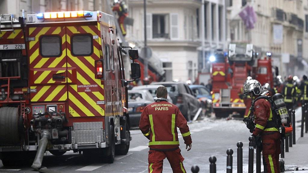 Nach der Explosion ist in der Pariser Innenstadt ein Brand ausgebrochen. Die Ursache könnte ein Gasleck gewesen sein.