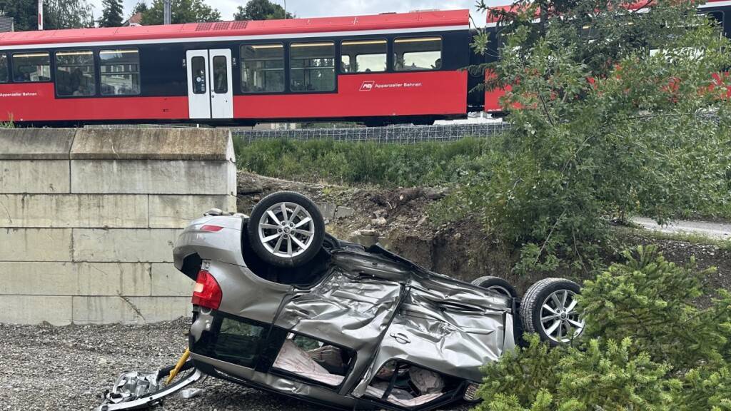 Das Auto wurde durch den Zusammenprall mit den Appenzeller Bahnen weggeschleudert.