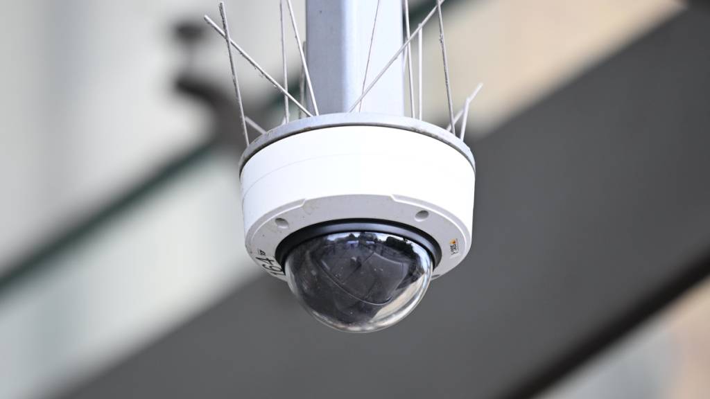 Ein umstrittener Punkt im Berner Polizeigesetz ist die Anordnung von Videoüberwachung in Gemeinden. (Themenbild)