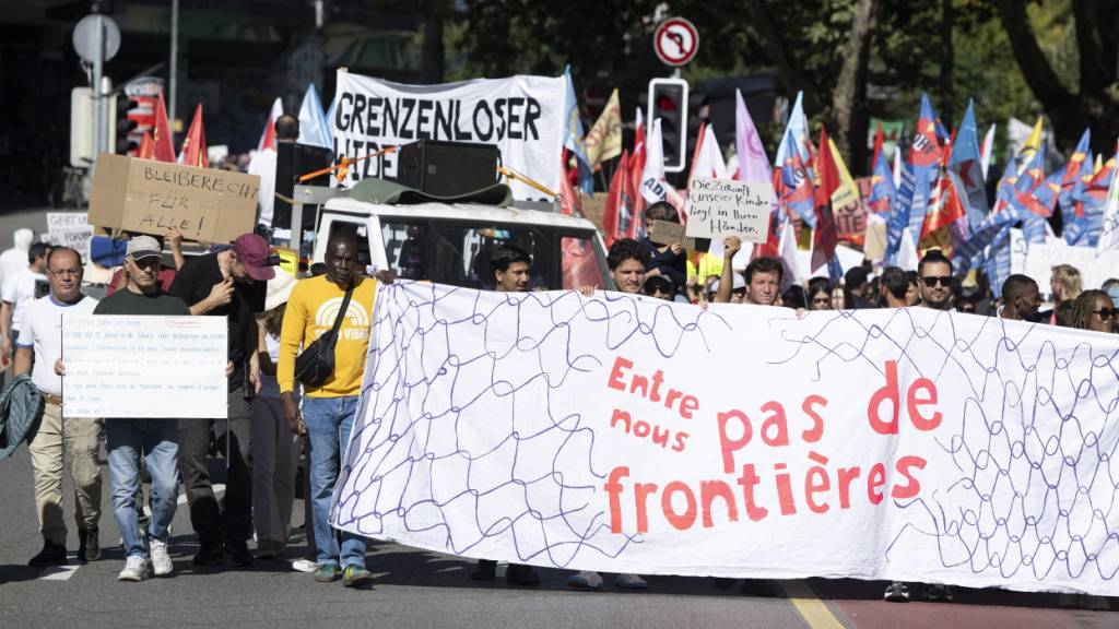 «Keine Grenzen zwischen uns» stand auf einem Transparent, das im Umzug mitgeführt wurde.