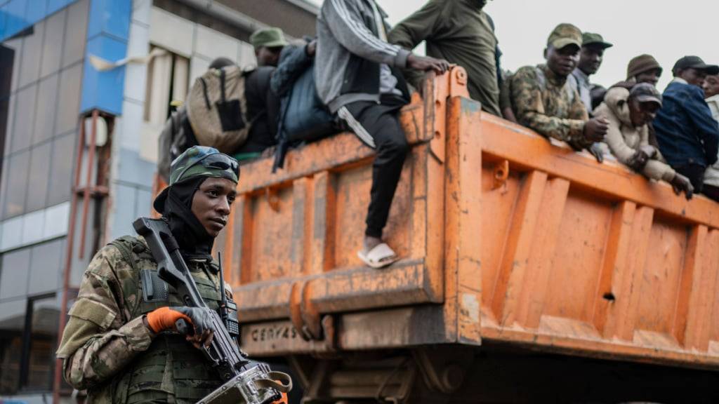 Ehemalige Soldaten der Streitkräfte der Demokratischen Republik Kongo (FARDC) und Polizisten, die sich laut Angaben der M23-Rebellen ergeben haben, treffen am 23. Februar 2025 in Goma ein.