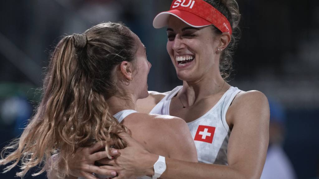 Die Olympia-Dritten Tanja Hüberli (rechts) und Nina Brunner freuen sich über den nächsten Sieg beim Comeback