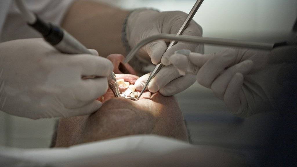 Der verurteilte Zahnarzt nahm an Patienten unnötige und schmerzhafte Eingriffe vor. (Symbolbild)