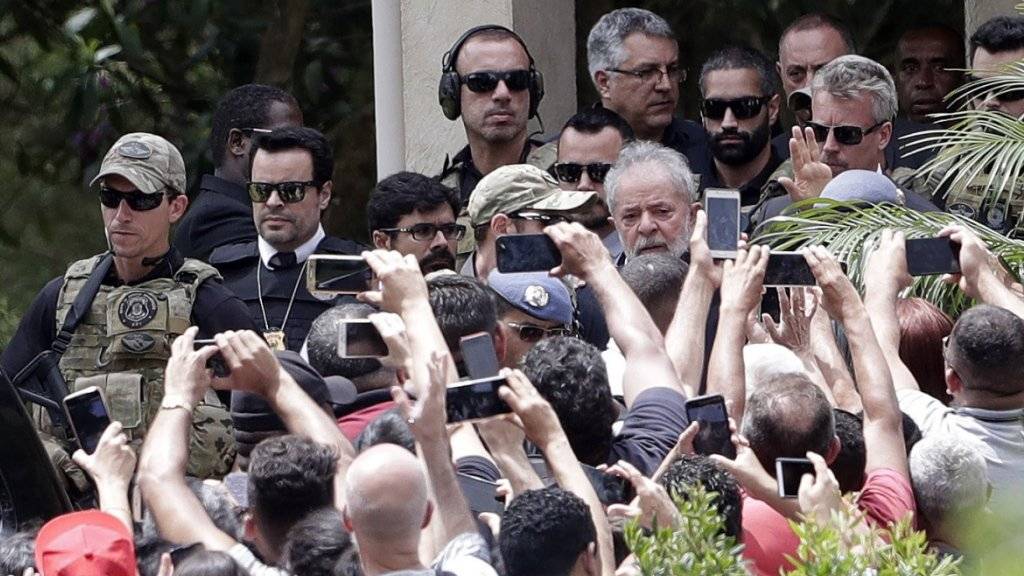 Brasiliens Ex-Präsident Lula erhielt Hafturlaub, um an der Beerdigung seines Enkels teilzunehmen.