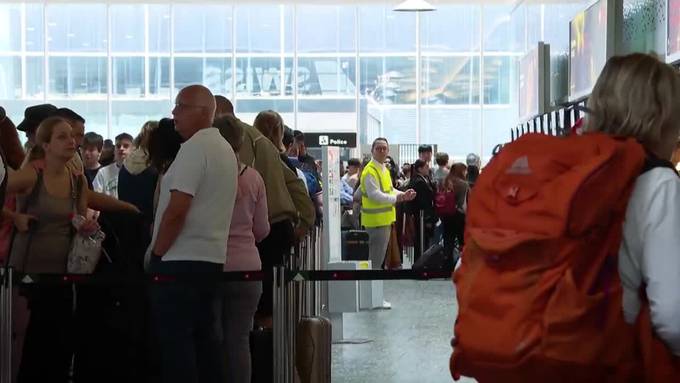 Menschen stehen Schulter an Schulter: Die Situation am Zürcher Flughafen