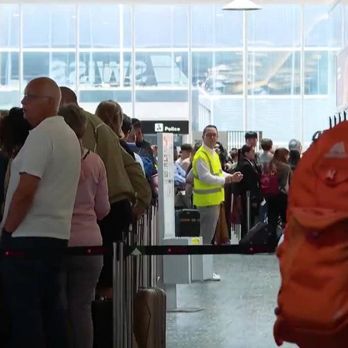 Menschen stehen Schulter an Schulter: Die Situation am Zürcher Flughafen