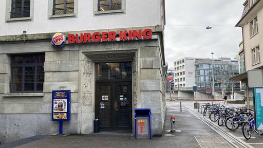 Burger-King-Mitarbeiterin in Baden abgelenkt – 23-Jähriger klaut Geld aus Kasse