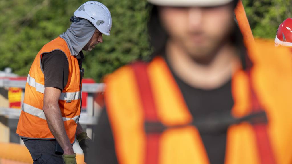 Zwischen Siebnen und Vorderthal sollen Ende 2027 oder Anfang 2028 die Strassenbauer auffahren. (Symbolbild)