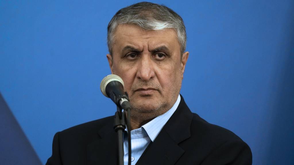 ARCHIV - Mohammed Eslami, Leiter der iranischen Atomenergiebehörde (AEOI), hört während seiner gemeinsamen Pressekonferenz mit dem Generaldirektor der Internationalen Atomenergie-Organisation (IAEO), Grossi, zu. Foto: Vahid Salemi/AP/dpa (Archivbild)