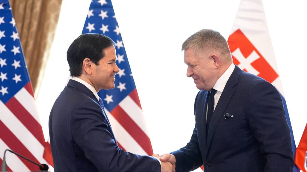 US-Außenminister Marco Rubio, links, schüttelt dem slowakischen Premierminister Robert Fico nach einer gemeinsamen Pressekonferenz die Hand. Foto: Alex Brandon/Pool AP/AP/dpa