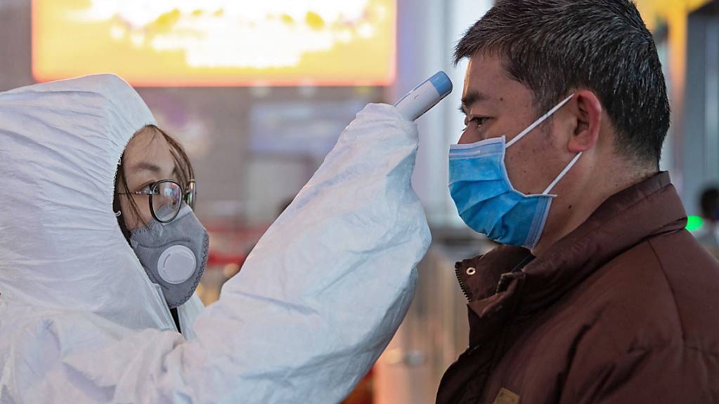 Fiebermessen in einem Bahnhof in China. In der Schweiz gibt es bisher keine bestätigten Infektionen mit dem neuen Coronavirus. (Themenbild)