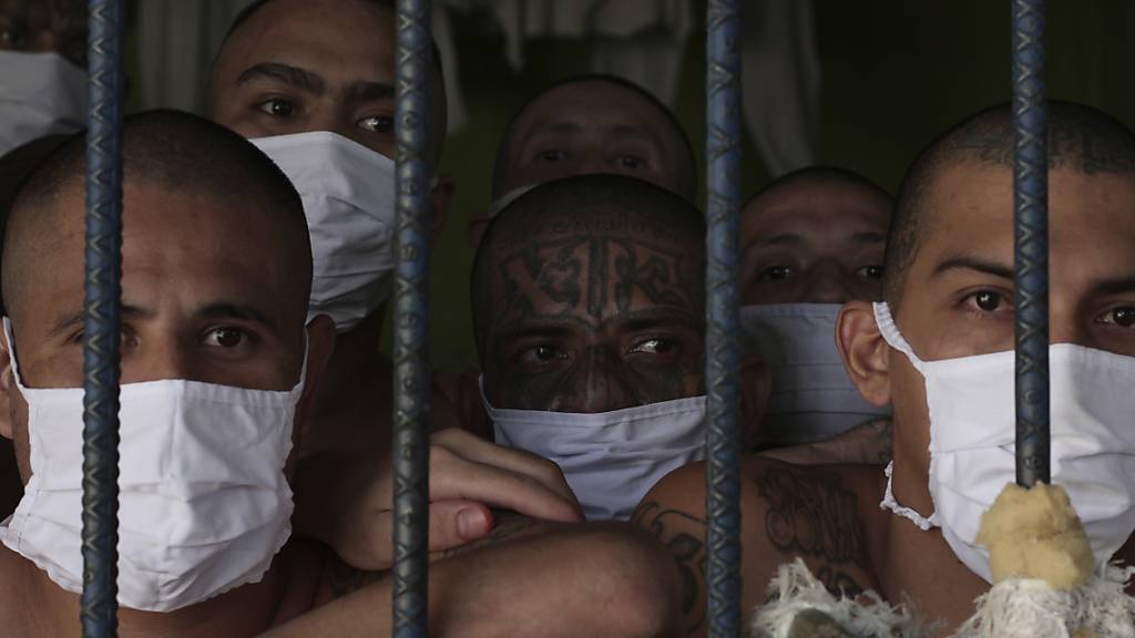 ARCHIV - Gangmitglieder im Gefängnis Foto: Salvador Melendez/AP/dpa
