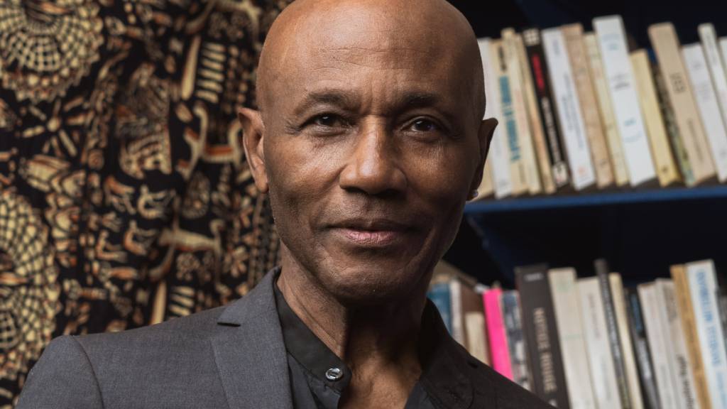 Der Schriftsteller und Literatur- sowie Sprachwissenschaftler Jean-Raoul Austin de Drouillard ist am 28. April in Basel gestorben. Seine schwierige Jugend zwischen Haiti und Basel erzählt er in seinem Roman «Im falschen Leben», der nur wenige Tage nach seinem Tod erscheinen wird.