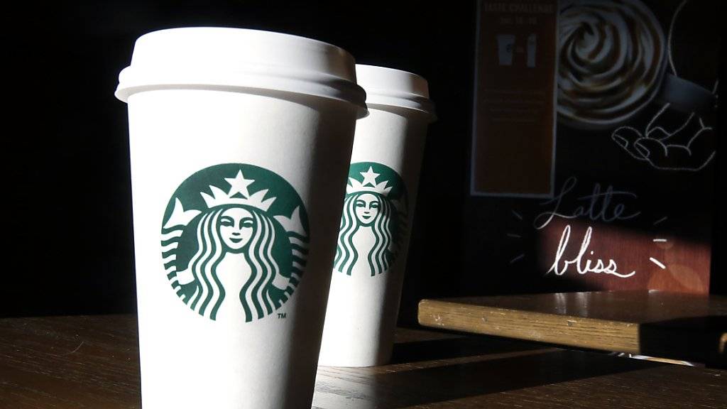 Die Café-Kette Starbucks will ihren Mitarbeitern in den USA mehr zahlen. (Archiv)