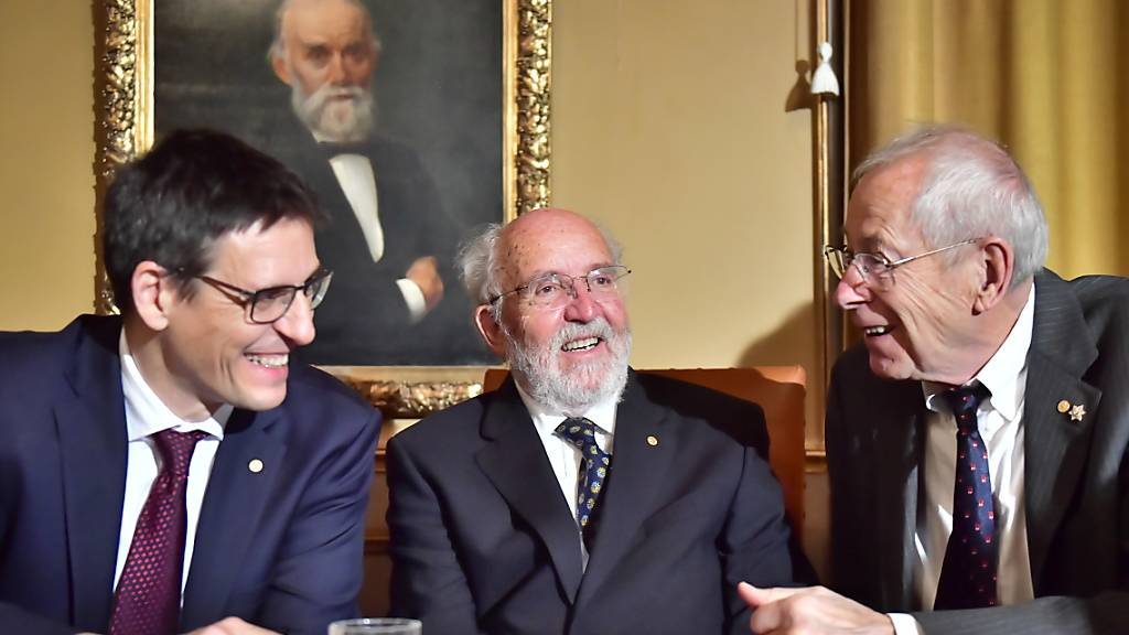 Die Genfer Astronomen Michel Mayor (Mitte) und Didier Queloz (links) haben am Dienstag gemeinsam mit James Peebles (rechts) den Nobelpreis für Physik erhalten. (Archivbild)