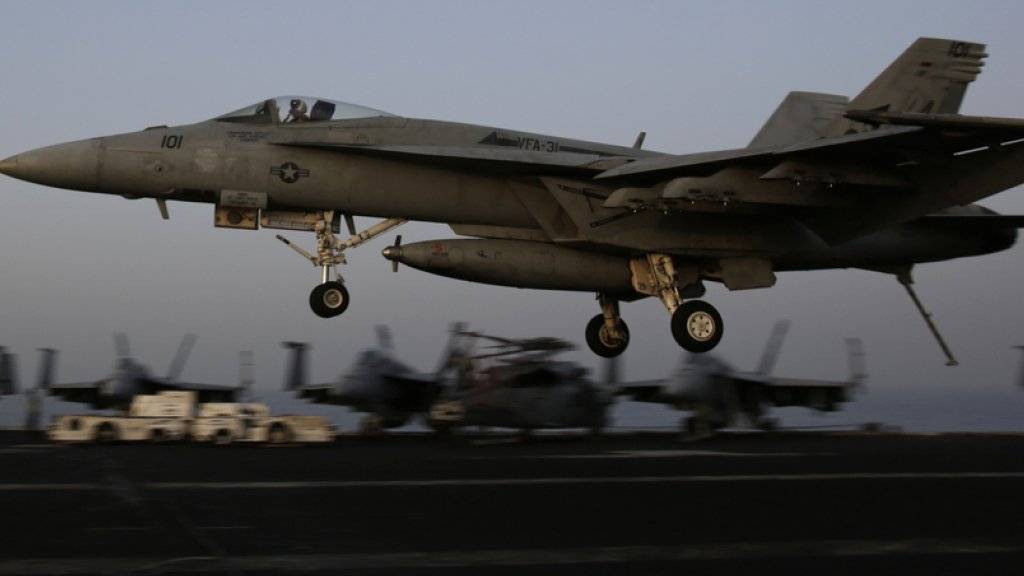 Laut SOHR beschossen US-Kampfjets ein Trainingscamp der syrischen Regierungstruppen (Archiv).