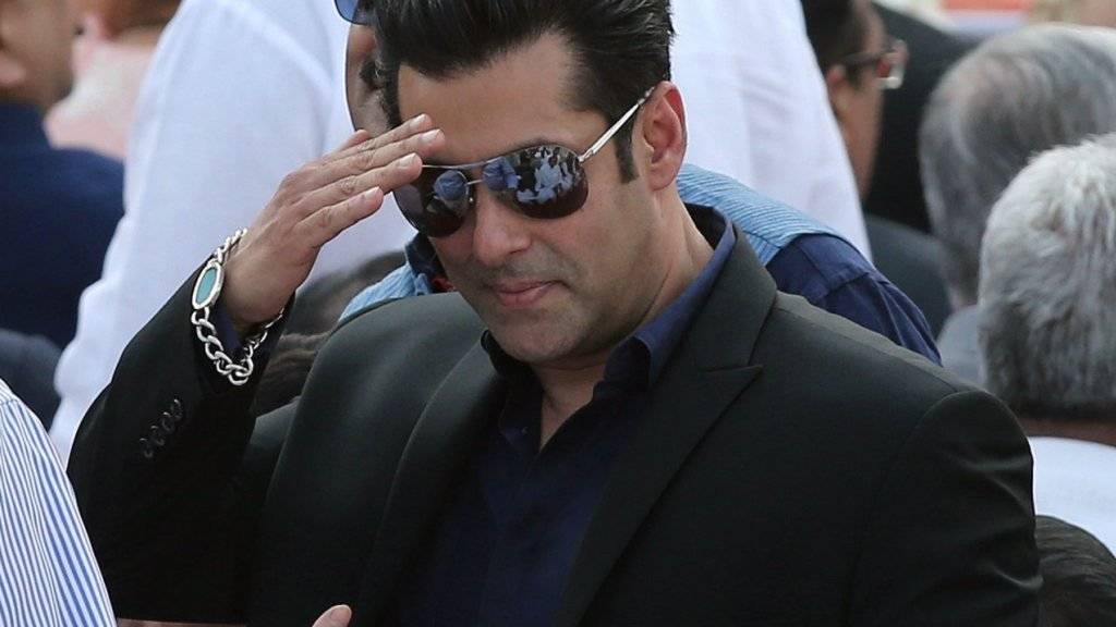 Bollywood-Star Salman Khan wurde vom Vorwurf, 2002 einen Fussgänger totgefahren zu haben, freigesprochen.