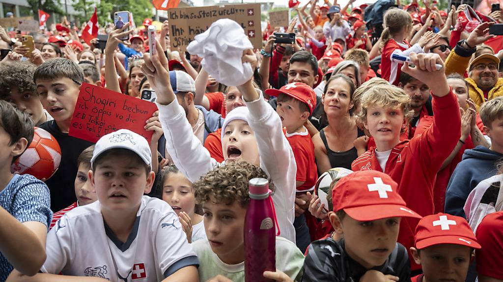 Hunderte Fans jubeln der Schweizer Nationalmannschaft an der Zürcher Europaallee zu