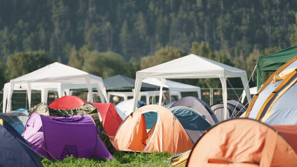 Um das Problem von liegengelassenen Zelten zu lösen, können am Gampel Comfort und Pick-up-Zelte gemietet werden. 160-mal wurde davon Gebrauch gemacht. (Archivbild)