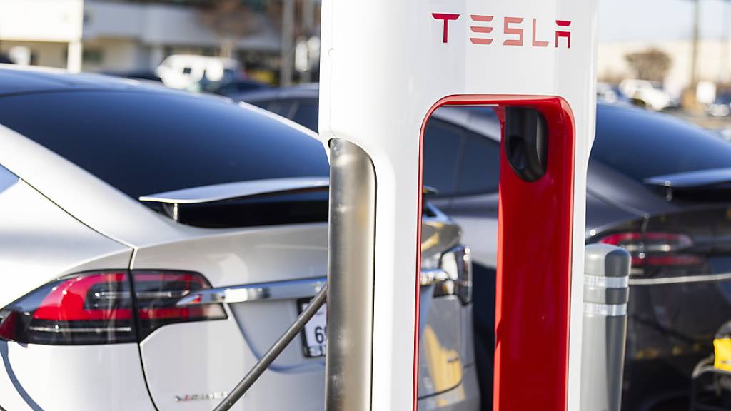 Der US-Autobauer Tesla muss mehr als 1,6 Millionen Fahrzeugen in China zurückrufen. Bei mehreren Modellen gibt es ein Problem mit der automatischen Lenkfunktion. (Archivbild)