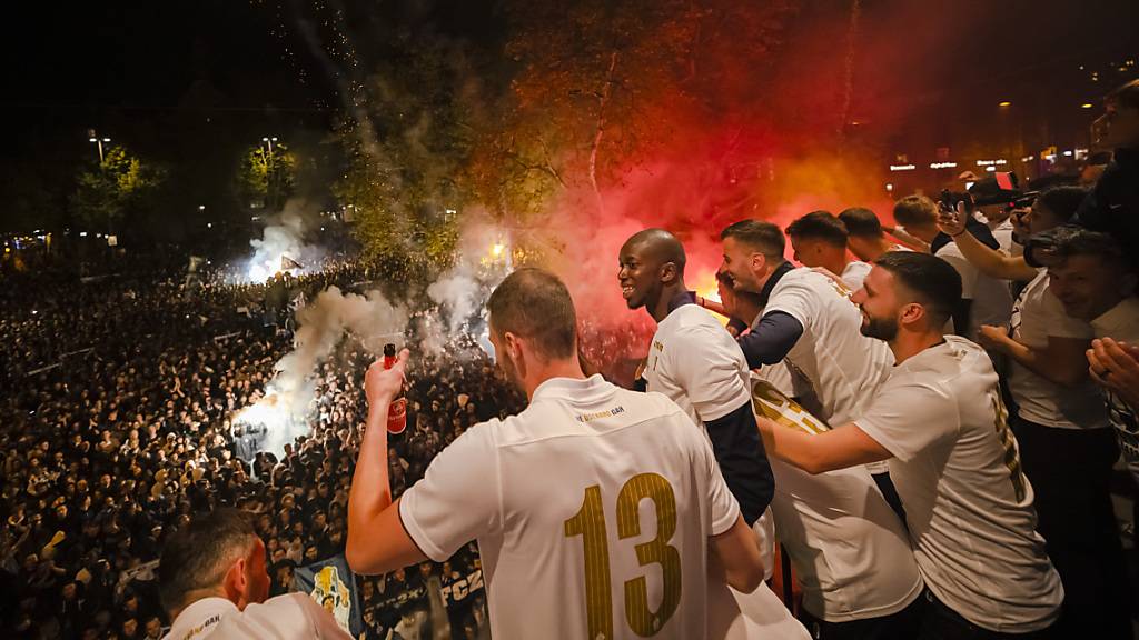 Nach dem Gewinn der Fussball-Meisterschaft gab es für die Fans des FC Zürich kein Halten mehr. Die Fans feierten ausgelassen, aber friedlich.