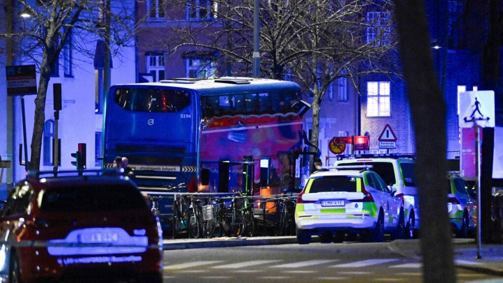 Ein Doppeldeckerbus ist in der schwedischen Hauptstadt in eine Bushaltestelle gekracht. Foto: Henrik Montgomery/TT News Agency via AP/dpa