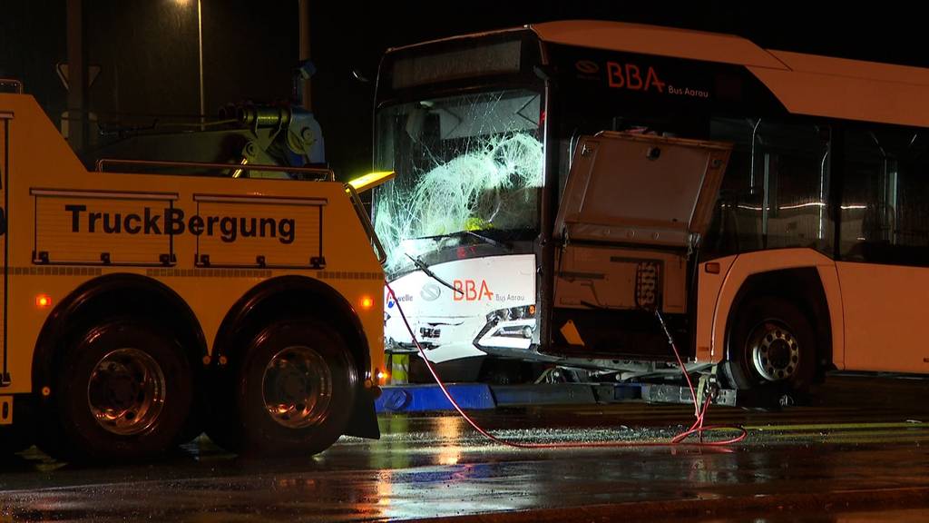 Zwei Verletzte nach Kollision zwischen Bus und Auto