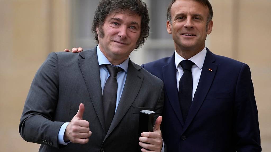 Der argentinische Präsident Javier Milei und der französische Präsident Emmanuel Macron. Foto: Louise Delmotte/AP