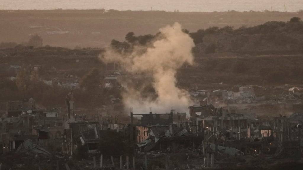 Rauch steigt nach einem Bombardement der israelischen Armee im Gazastreifen auf, gesehen von Südisrael. Foto: Maya Alleruzzo/AP/dpa
