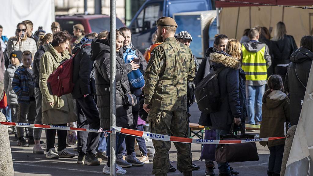 In Polen wächst die Zahl der Flüchtenden aus der Ukraine rasant.  Am Hauptbahnhof in Warschau werden von der World Central Kitchen seit Beginn der Krieges täglich kostenlose Mahlzeiten an die Ukrainer ausgegeben. 