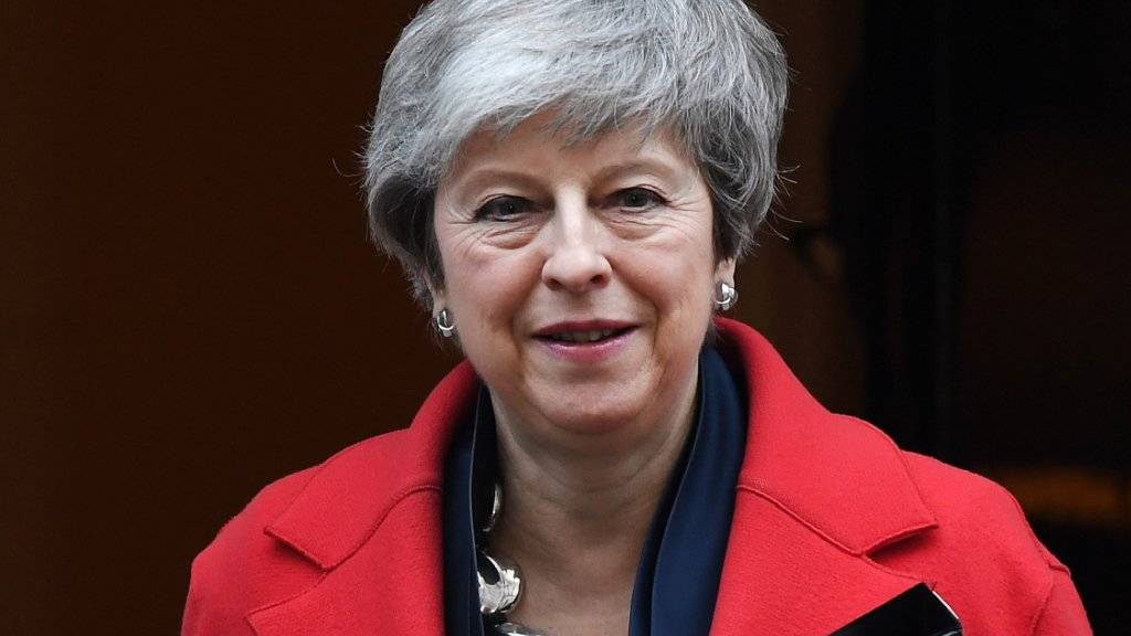 Die britische Premierministerin Theresa May hat ihren Widerstand gegen eine Verschiebung des Brexit aufgegeben. Sie sei bereit, das Parlament darüber abstimmen zu lassen, sagte sie am Dienstag vor dem britischen Unterhaus in London.