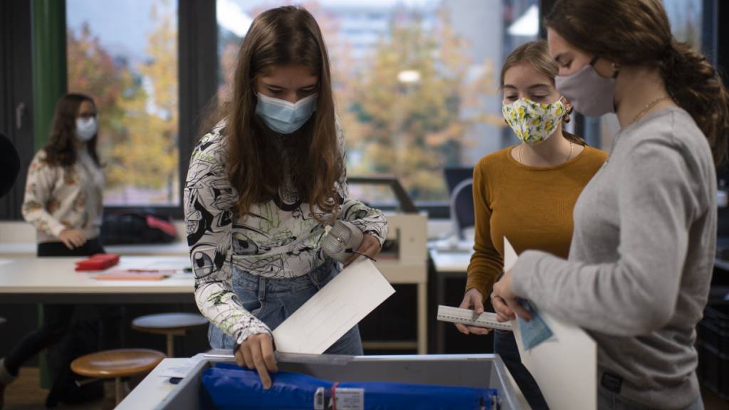 Maskenpflicht in der Glarner Kantonsschule während der Coronapandemie im Jahr 2020. Der Kanton Glarus will aus den gemachten Erfahrungen lernen und seine Verfassung und Gesetzgebung fit für eine allfällige nächste Krise machen. (Archivbild)