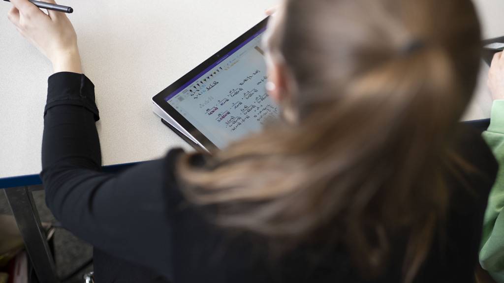 Jugendliche an Zürcher Berufsschulen und Gymnasien können sich künftig bei Problemen Unterstützung von der Schulsozialarbeit holen. (Symbolbild)