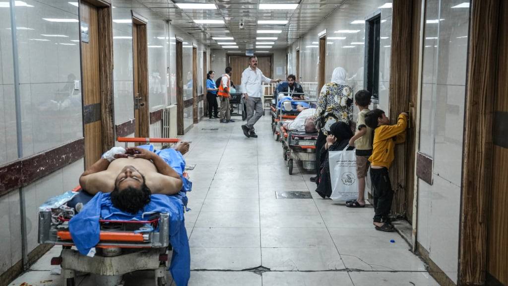 dpatopbilder - Nach den israelischen Luftangriffen auf das Generalstabsgebäude in der Nähe des Umayyad-Platzes im Zentrum von Damaskus sind Verletzte im Korridor des Al-Mouwasat-Krankenhauses in Damaskus zu sehen. Foto: Moawia Atrash/dpa