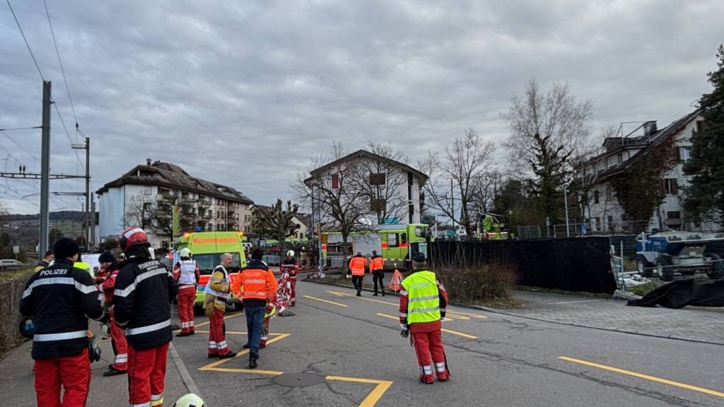 Grosser Sachschaden - aber niemand verletzt. Der Brand in einem Dachstock in Bülach löste einen grossen Feuerwehreinsatz aus.