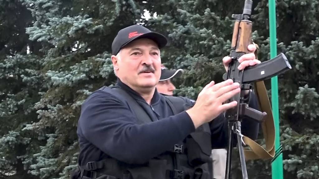 Der belarussische Diktator Alexander Lukaschenko hantiert mit einem Maschinengewehr. (Archivbild)