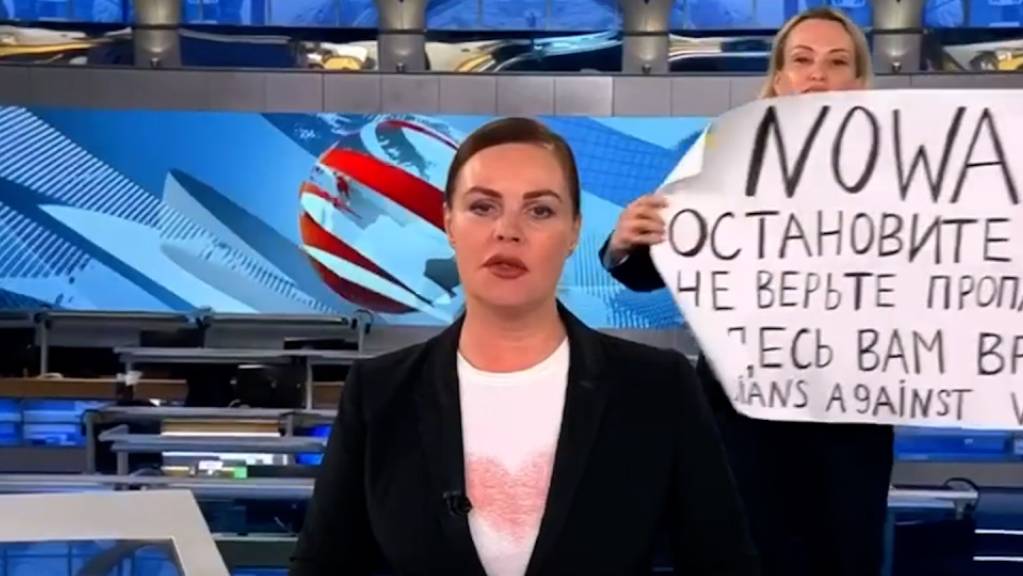 Der Screenshot aus der abendlichen Hauptnachrichtensendung des russischen Staatsfernsehen zeigt die Protestaktion von Marina Ovsyannikova. Nach ihrem aufsehenerregenden Protest gegen den Krieg in der Ukraine ist die Frau in Moskau zu 30 000 Rubel (226 Euro) Geldstrafe verurteilt worden.