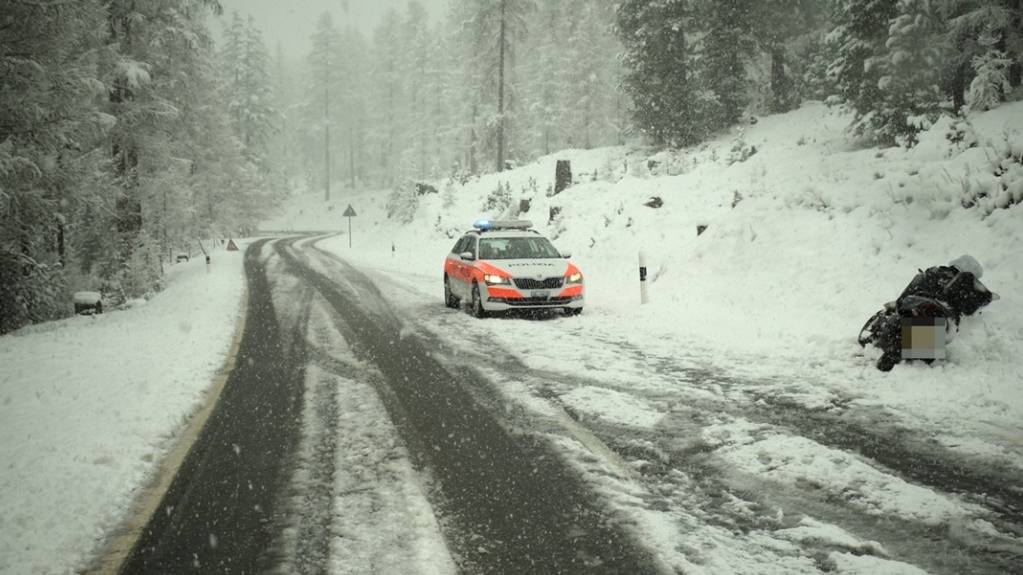 Schnee im Mai sorgte für Probleme in den Bündner Bergen. Eine Motorradfahrerin stürzte auf dem Berninapass, während auf anderen Pässen der Verkehr stillstand.