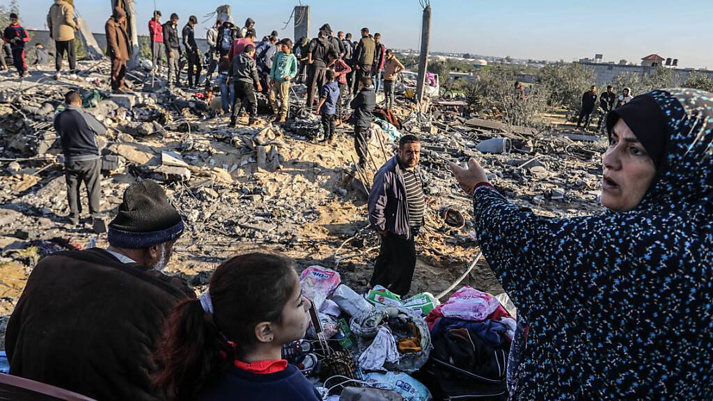 Palästinenser inspizieren ein beschädigtes Haus, das als Unterkunft für einige Vertriebene aus dem nördlichen Gazastreifen diente. Foto: Abed Rahim Khatib/dpa