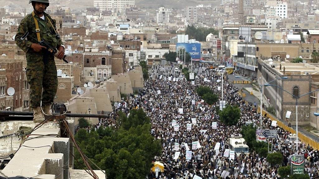 Proteste in Sanaa gegen Luftangriffe der von Saudi-Arabien angeführten Koalition. (Archivbild)