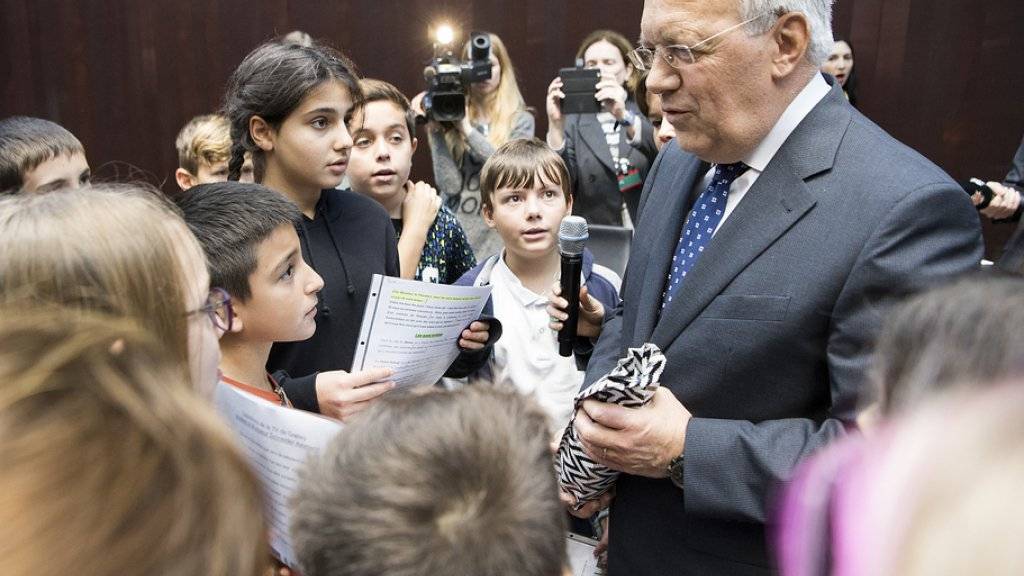 Bundespräsident Johann Schneider-Ammann stellt sich im Bundeshaus für einmal den kritischen Fragen von Schulkindern.