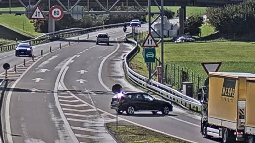 Frau fährt auf Autobahnzubringer bei Näfels GL auf Gegenfahrbahn