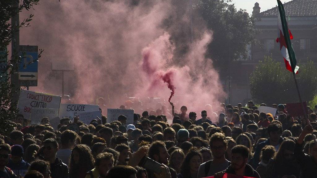 Studierende demonstrierten am Freitag unter anderem in Rom gegen die Bildungspolitik der italienischen Regierung.