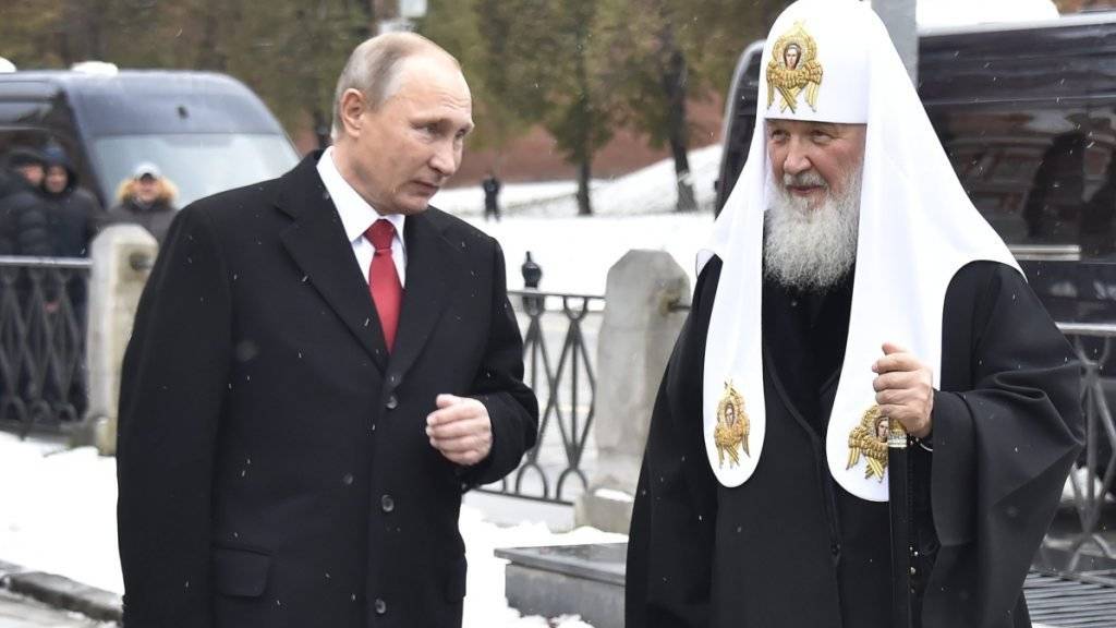 Russlands Präsident Putin (l.) nutzt die Nähe zur russisch-orthodoxen Kirche geschickt, wobei die Verbindungen zu Patriarch Kirill eine wichtige Rolle spielen.