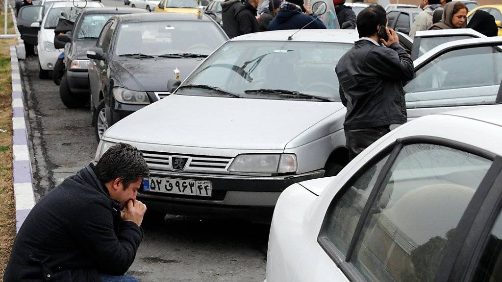 Angehörige der Passagiere des abgestürzten iranischen Flugzeugs warten auf Neuigkeiten.