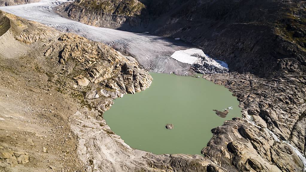 Der See am Fusse des Rhonegletschers ist nur ein Beispiel dafür, wie sich das Landschaftsbild in den Alpen im Zuge des Klimawandels verändert. (Archivbild)