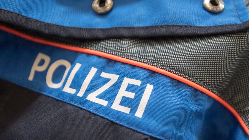 Ein 14-jähriger Jugendlicher biss am Samstagabend in der Stadt Luzern einen Polizisten in die Hand. (Symbolbild)