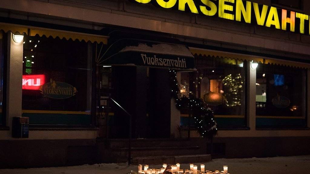 Trauernde legten am Tatort vor einem Restaurant in Imatra Kerzen nieder.