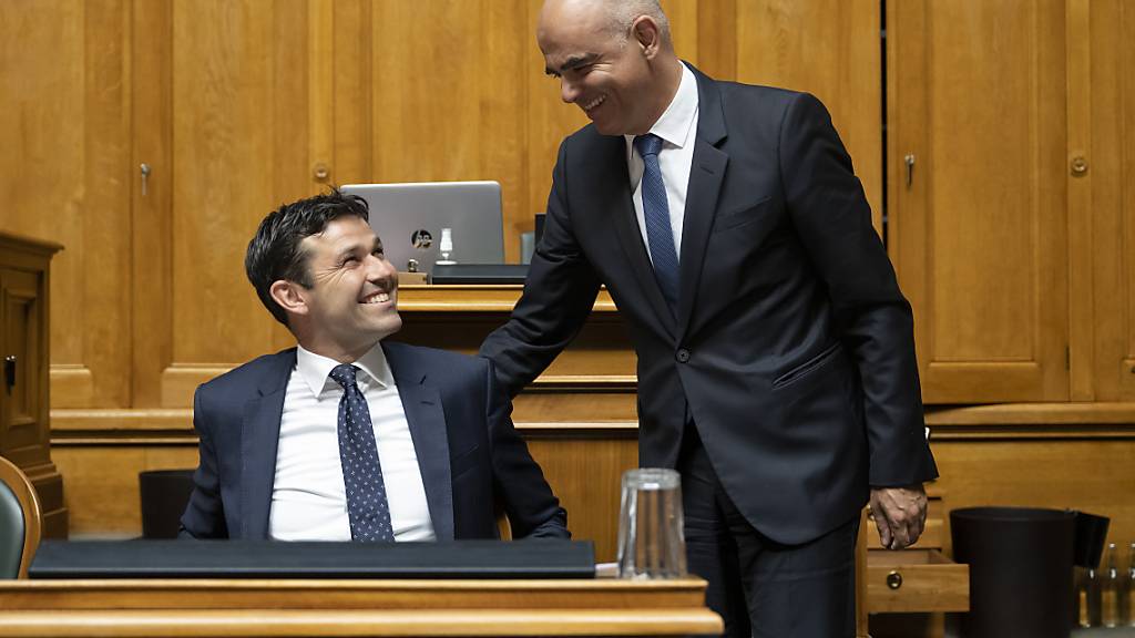 Der SP-Nationalrat Matthias Aebischer (links) kandidiert für den freiwerdenden Bundesratssitz seines Parteigenossen Alain Berset. (Archivbild)
