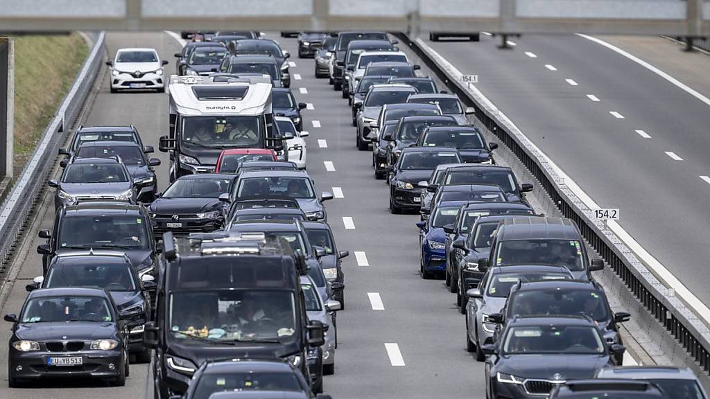 Immer mehr Staus: Die Nationalstrassen müssen immer mehr Verkehr bewältigen. (Archivbild)